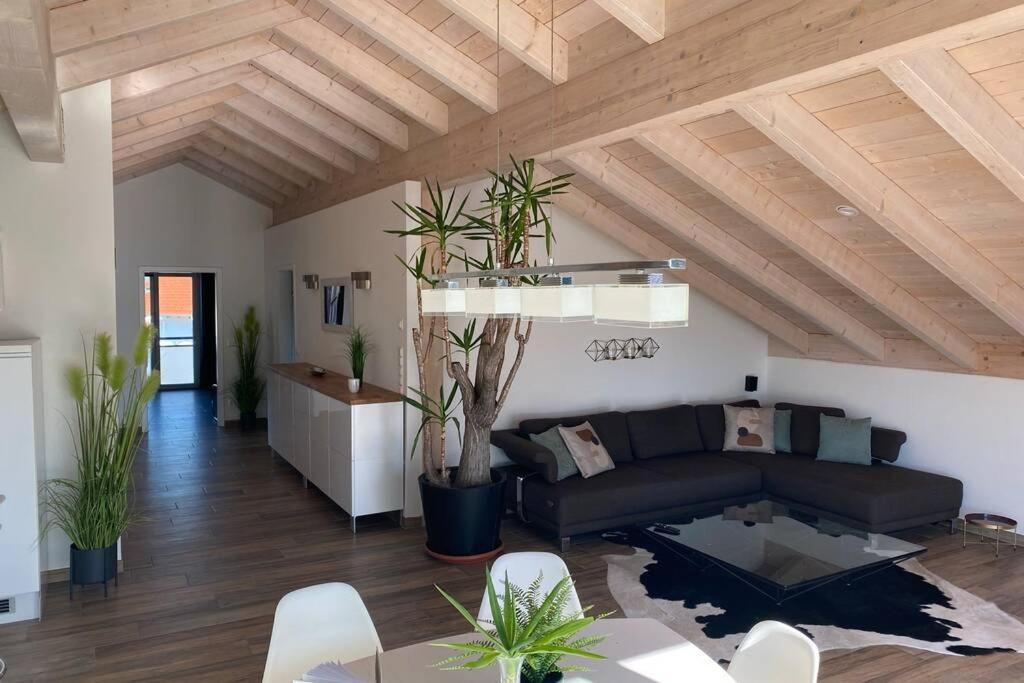 Lichtdurchflutete Wohnung mit großer Dachterrasse Bruckmühl Exterior foto