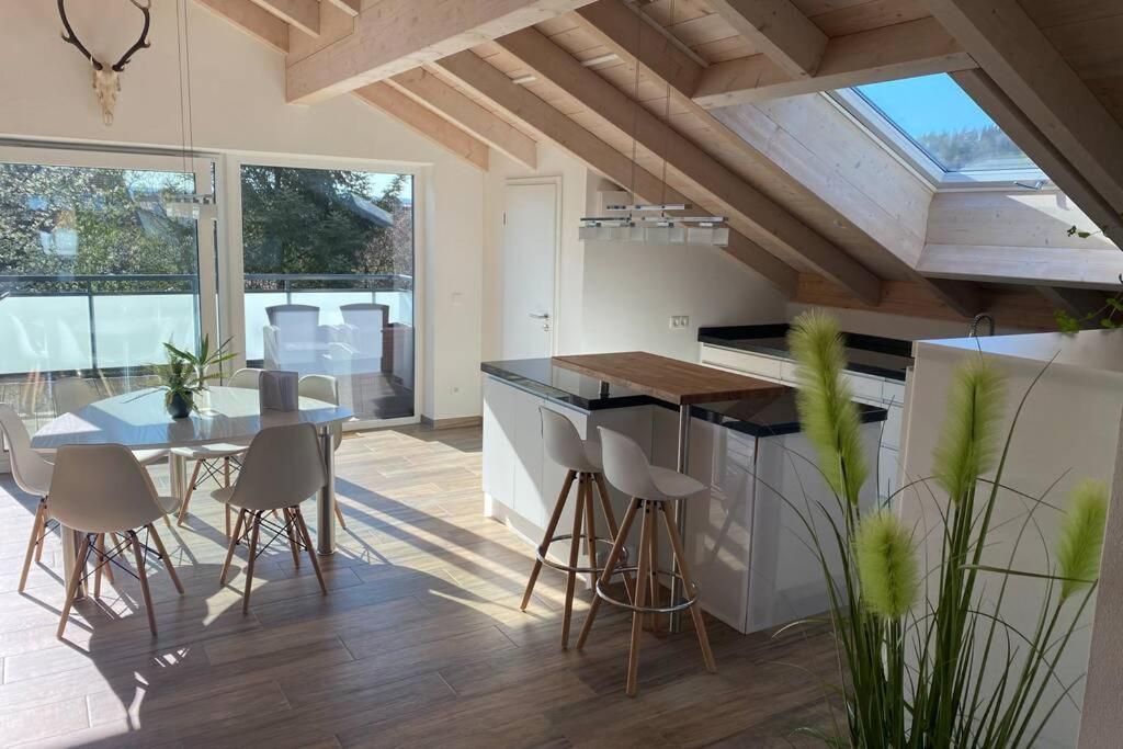Lichtdurchflutete Wohnung mit großer Dachterrasse Bruckmühl Exterior foto