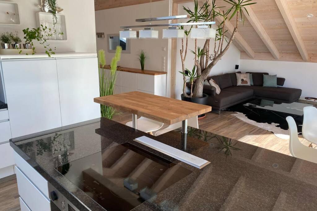 Lichtdurchflutete Wohnung mit großer Dachterrasse Bruckmühl Exterior foto