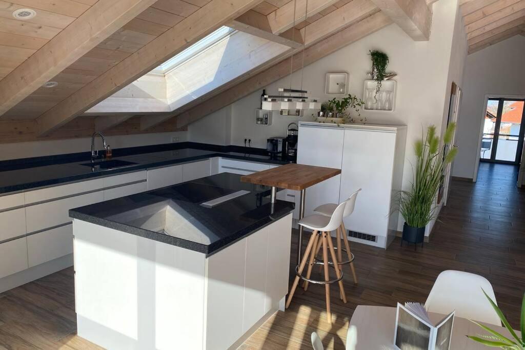 Lichtdurchflutete Wohnung mit großer Dachterrasse Bruckmühl Exterior foto