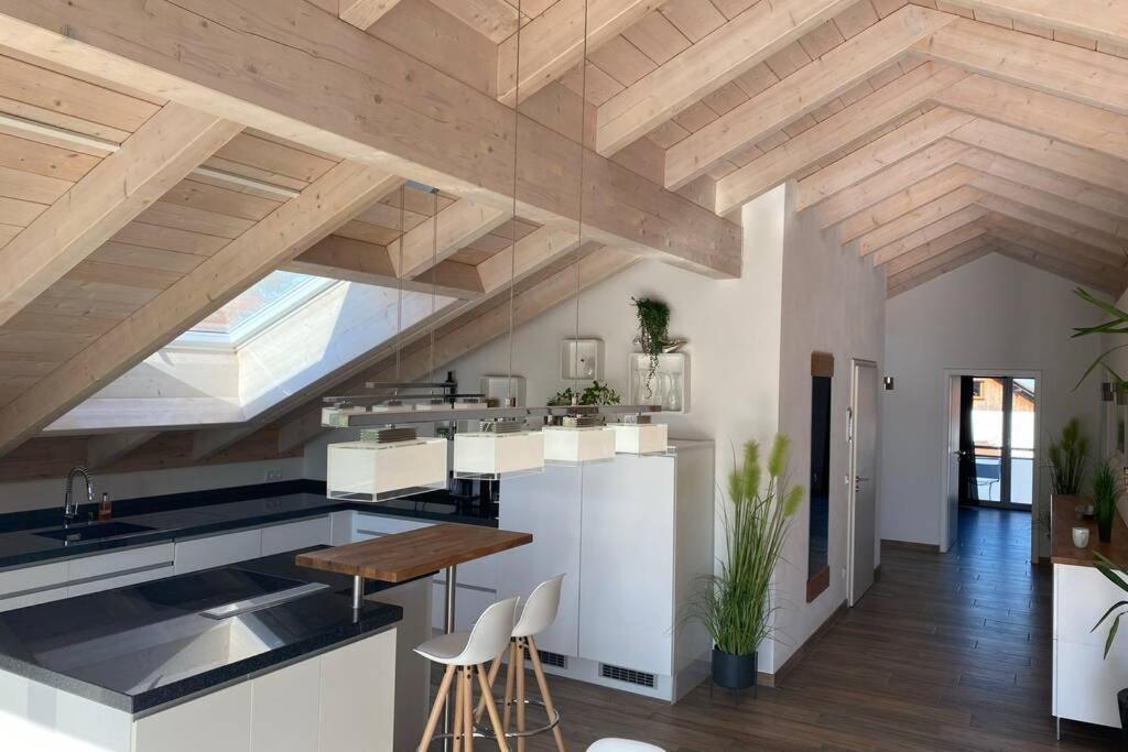 Lichtdurchflutete Wohnung mit großer Dachterrasse Bruckmühl Exterior foto