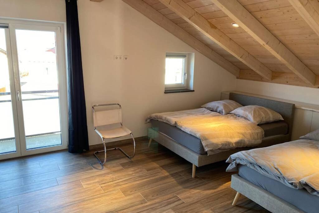 Lichtdurchflutete Wohnung mit großer Dachterrasse Bruckmühl Exterior foto